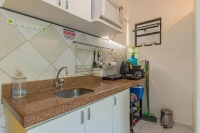 A cozinha ou kitchenette de Vila do Mar #112 - Térreo com varanda By Carpediem