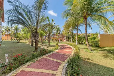 Um jardim no exterior de Vila do Mar #112 - Térreo com varanda By Carpediem