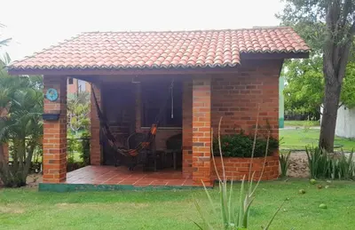 Um jardim no exterior de Pousada Beija-Flor