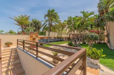 Um jardim no exterior de Casa Vento - Seu Refúgio Exclusivo por Carpediem