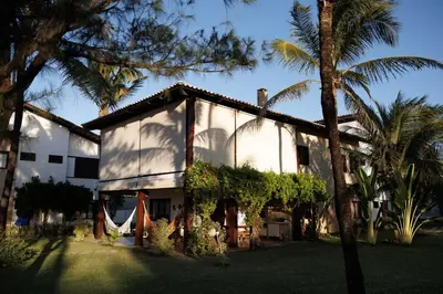Um jardim no exterior de Bangalô Premium Praia Flecheiras - Trairi CE