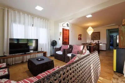 Uma televisão e/ou sistema de entretenimento em Bangalô Premium Praia Flecheiras - Trairi CE