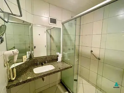 Uma casa de banho em Golden Flats Beira Mar by Holiday Stays