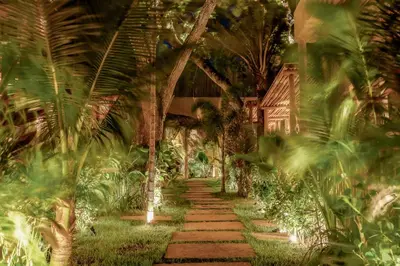 Um jardim no exterior de Pousada Vina