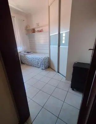 Uma cama ou camas num quarto em Quarto em casa de Família