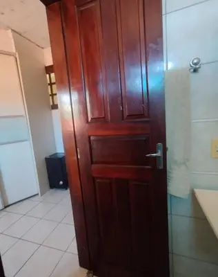 Uma casa de banho em Quarto em casa de Família