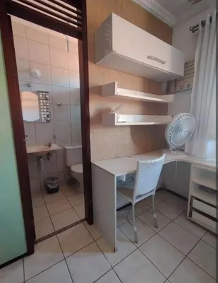 Uma casa de banho em Quarto em casa de Família