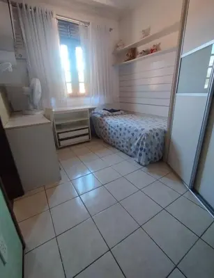 Uma cama ou camas num quarto em Quarto em casa de Família