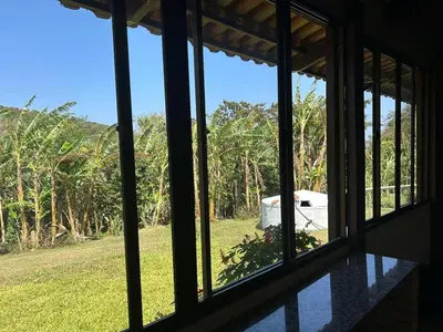 Um jardim no exterior de Guaramiranga Casa 10 suítes, Campo de Futebol e Vôlei