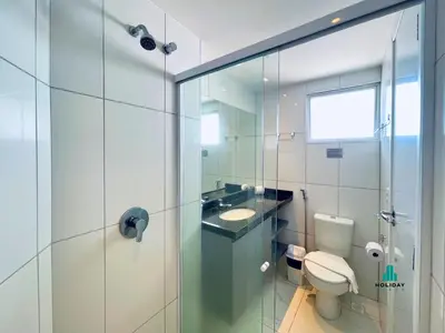 Uma casa de banho em Aquarius Style by Holiday Stays
