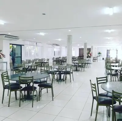 Um restaurante ou outro lugar para comer em Hotel Dom Cláudio