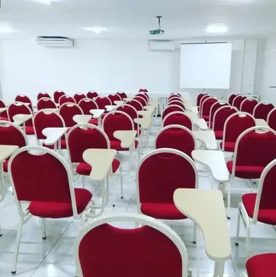 A área empresarial e/ ou a sala de conferências de Hotel Dom Cláudio