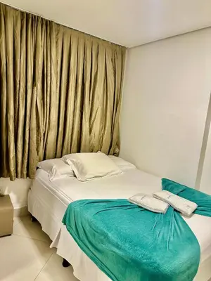 Uma cama ou camas num quarto em Ed Landscape Apt Luxo de 2 quartos Frente Mar