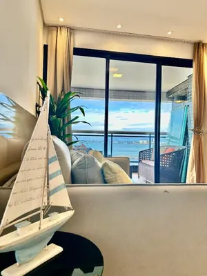 Uma área de estar em Ed Landscape Apt Luxo de 2 quartos Frente Mar