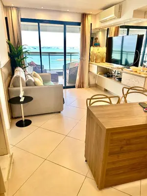 Uma área de estar em Ed Landscape Apt Luxo de 2 quartos Frente Mar