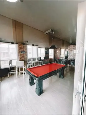 Uma mesa de bilhar em Mirante Clube Praia do Futuro