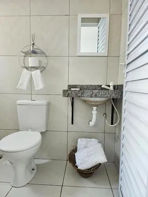 Uma casa de banho em Hospedagem para a família perto do mar do Cumbuco