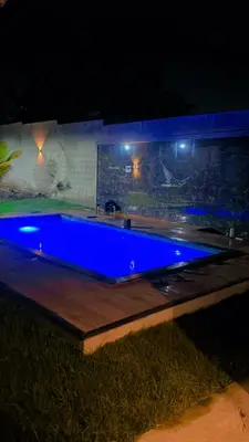 A piscina em ou perto de sitio para eventos