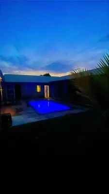 A piscina em ou perto de sitio para eventos