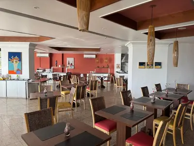 Um restaurante ou outro lugar para comer em Chic hotel suite in fabulous Meireles Fortaleza with WiFi, fitness room