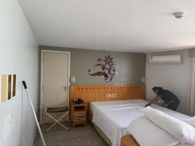 Uma cama ou camas num quarto em Chic hotel suite in fabulous Meireles Fortaleza with WiFi, fitness room