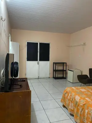 Uma televisão e/ou sistema de entretenimento em Kit net Baturité