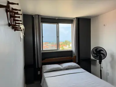 Uma cama ou camas num quarto em Vista mar, piscina, na praia do futuro, com Ar condicionado e Wi-Fi