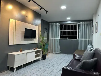 Uma televisão e/ou sistema de entretenimento em Vista mar, piscina, na praia do futuro, com Ar condicionado e Wi-Fi