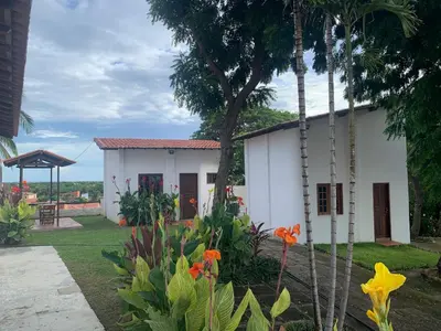 Um jardim no exterior de Chalés de Morro Branco