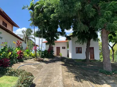 Um jardim no exterior de Chalés de Morro Branco