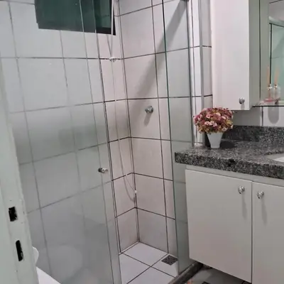 Uma casa de banho em Com piscina e bem localizado