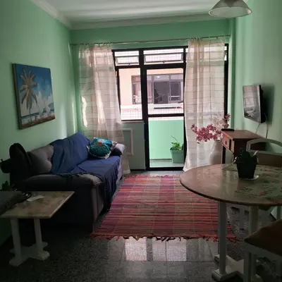 Uma televisão e/ou sistema de entretenimento em Com piscina e bem localizado