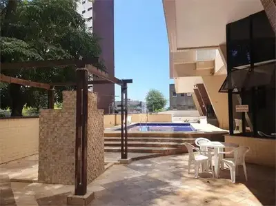 Uma varanda ou terraço em Com piscina e bem localizado