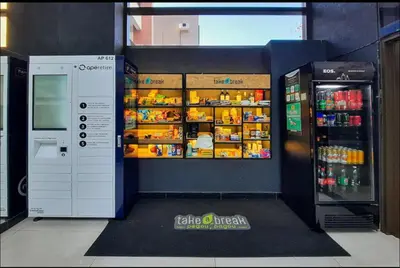 Um supermercado ou outras lojas no apartamento ou nas proximidades
