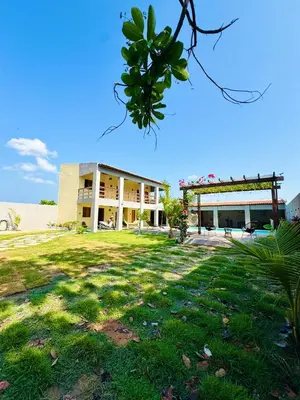 Um jardim no exterior de Oásis morro branco casa de praia