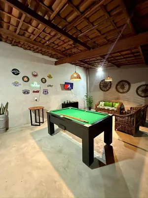 Uma mesa de bilhar em Oásis morro branco casa de praia