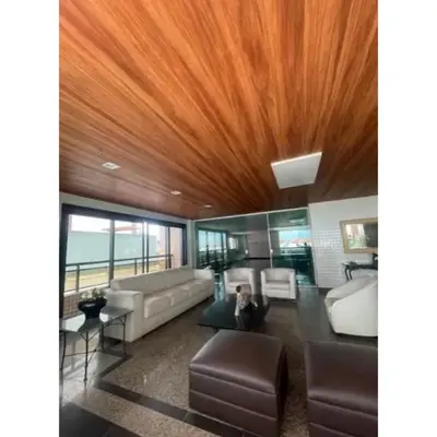 Uma área de estar em 504 Ocean Tower Vista mar