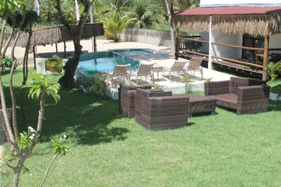 Um jardim no exterior de Villa Albergaria Icaraizinho