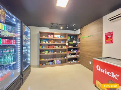 Um supermercado ou outras lojas na casa de férias ou nas proximidades