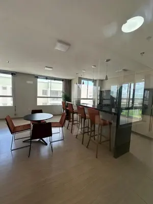 Uma televisão e/ou sistema de entretenimento em Apartamento Frente a Praia