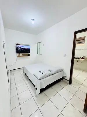 Uma cama ou camas num quarto em Ap Próx ao Arco com Ar e Garagem