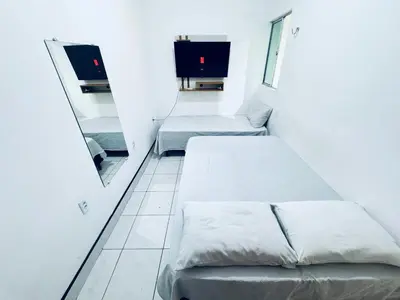 Uma cama ou camas num quarto em Ap Próx ao Arco com Ar e Garagem