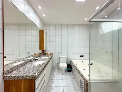 Uma casa de banho em Vista Mar Deslumbrante! Apê na Areia confortável e espaçoso no Porto das Dunas, Ideal para Famílias