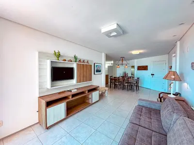 Uma televisão e/ou sistema de entretenimento em Vista Mar Deslumbrante! Apê na Areia confortável e espaçoso no Porto das Dunas, Ideal para Famílias