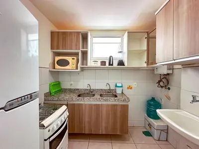 A cozinha ou kitchenette de Porto das Dunas Apê na Areia com Banheira Relaxante e acesso direto para a praia! Ideal para Famílias, Lazer e Conforto