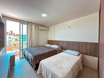 Uma cama ou camas num quarto em Porto das Dunas Apê na Areia com Banheira, lazer total e estrutura de praia para toda a Família