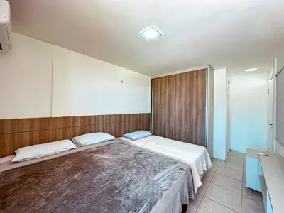 Uma cama ou camas num quarto em Porto das Dunas Apê na Areia com Banheira, lazer total e estrutura de praia para toda a Família