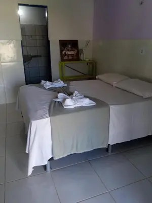 Uma cama ou camas num quarto em Pousada Bê kite cauipe