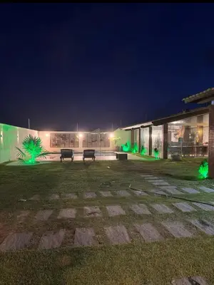 Um jardim no exterior de Villa Kite House