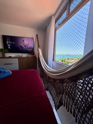 Uma televisão e/ou sistema de entretenimento em Flat alto padrão moderno frente a praia melhor localização na beira mar